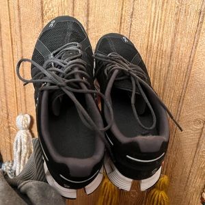 On cloud women’s tennis shoes. Size 5.5